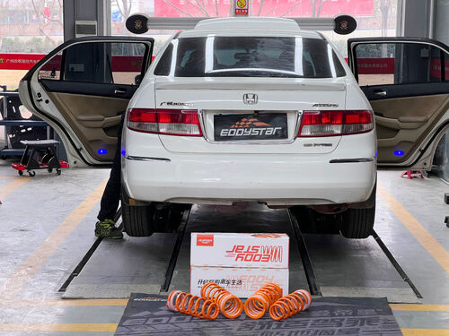 последний случай компании о Honda Accord 2.0L 2004 года, модернизированная спортивными короткими пружинами EDDY
